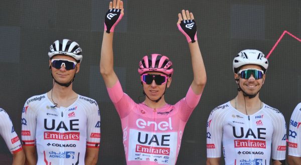 A Kooij lo sprint di Napoli, Pogacar resta leader del Giro