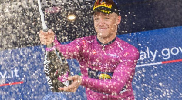 Tris di Milan al Giro, Pogacar sempre in maglia rosa