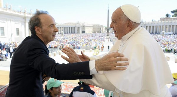 Alla Giornata Mondiale dei Bambini l’abbraccio di Benigni al Papa