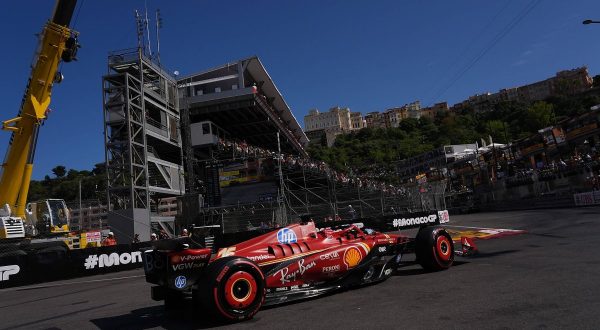 Leclerc trionfa nella “sua” Monaco davanti a Piastri e Sainz