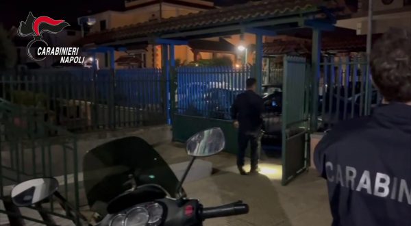 Napoli, arrestato latitante. Dietro la villa nascondeva scala per fuga