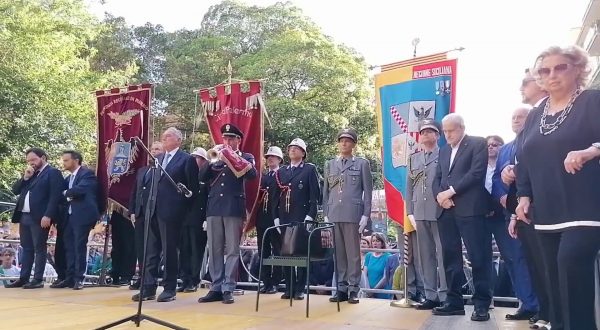 Strage di Capaci, il minuto di silenzio davanti l’albero Falcone