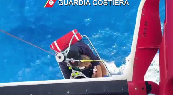 Elicottero della Guardia Costiera soccorre bambino ferito in barca