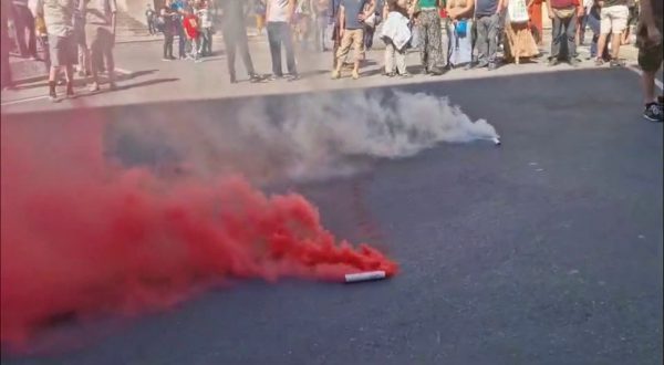 Conte contestato da manifestanti a Genova