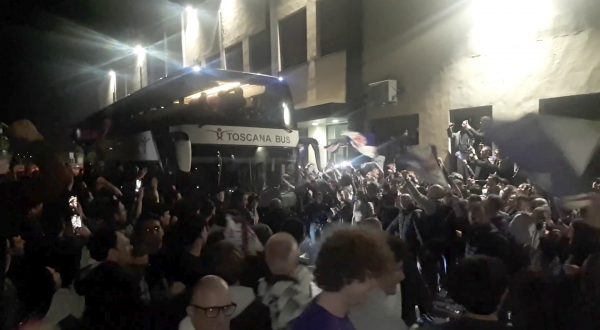 Fiorentina accolta dai tifosi in festa all’aeroporto