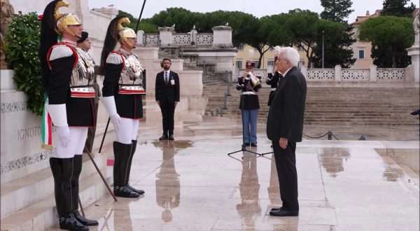 Mattarella depone una corona d’alloro all’Altare della Patria