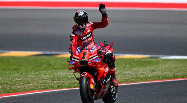 Bagnaia vince la Sprint del Mugello su Marquez, fuori Martin