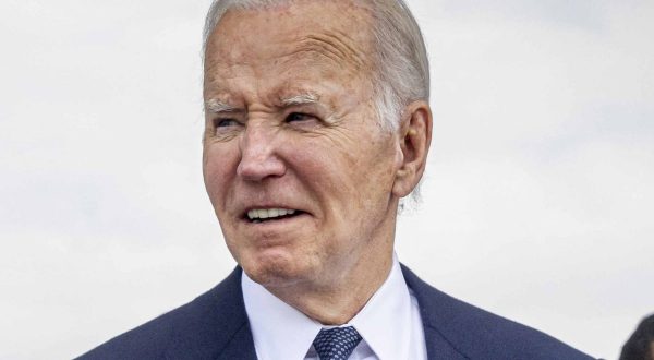 Biden commemora il D-Day “Dobbiamo difendere la democrazia”