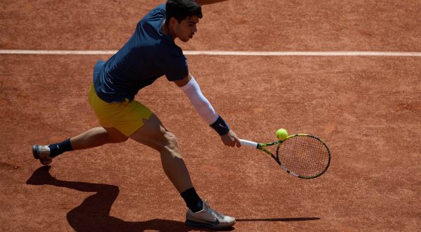 Zverev cede al quinto set, Alcaraz trionfa al Roland Garros