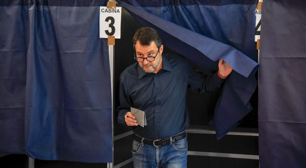 Salvini “Lega viva e vivace. Bossi vota un altro partito? Stranezze”