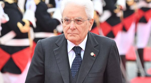 Mattarella consegna il tricolore per Parigi 2024