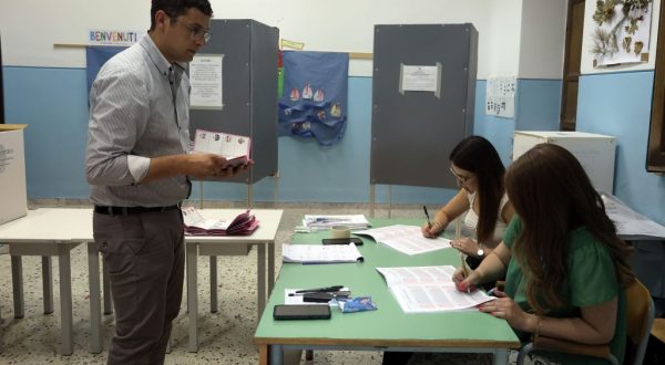 Ballottaggi, riaperti i seggi. Si vota fino alle 15. Affluenza in calo