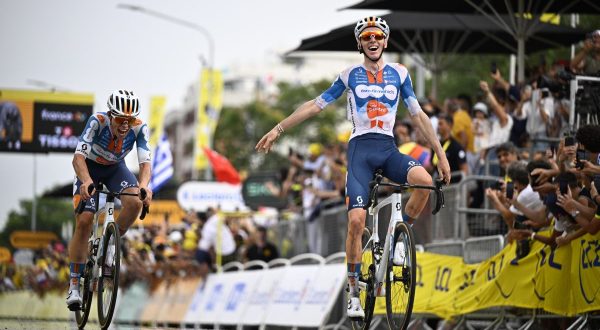 Bardet vince 1^ tappa al Tour in Italia e indossa la maglia gialla