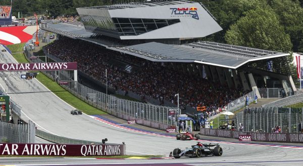 Scontro Verstappen-Norris, Russell vince in Austria e Sainz terzo