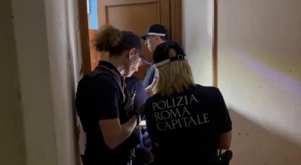 Controlli a Roma nell’ex hotel Cinecittà occupato