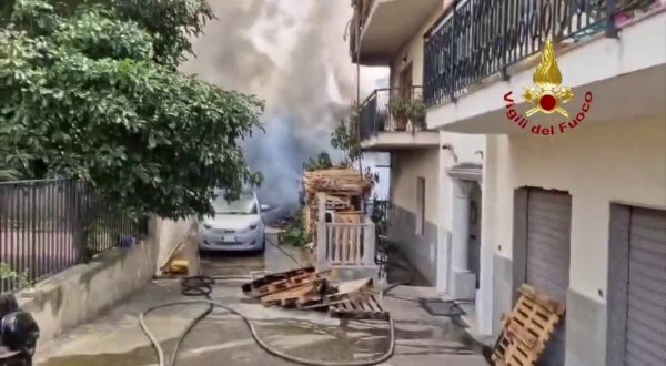 Incendio in un capannone a Reggio Calabria, le immagini