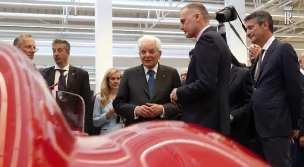 Mattarella visita il nuovo e-building della Ferrari a Maranello