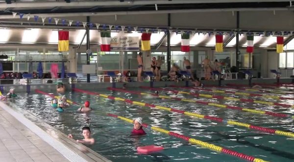 Nuoto, bambini disabili a lezione con Carlotta Gilli