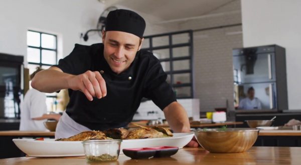 Lavoro, in estate cuochi e camerieri profili più ricercati