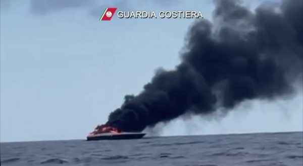 In fiamme lo yacht di Stefania Craxi e del marito, entrambi salvi