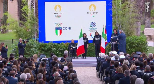 Mattarella consegna il tricolore ai portabandiera di Parigi2024