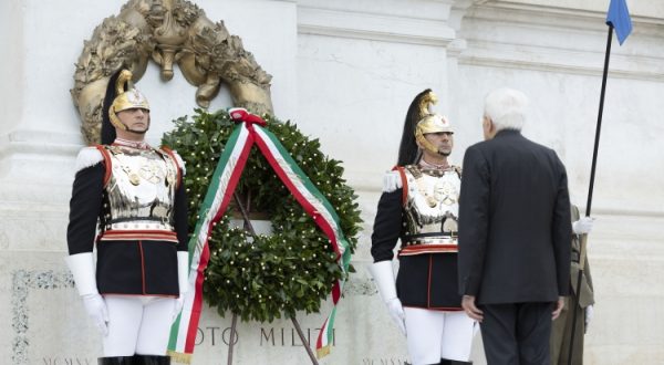 Mattarella depone corona d’alloro all’Altare della Patria