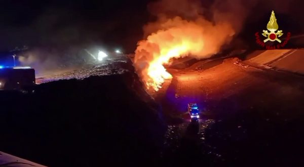 Incendio alla discarica di Bellolampo a Palermo, le immagini