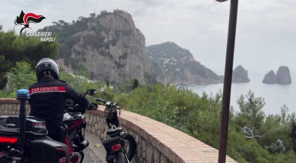 A Capri controlli dei carabinieri con pattuglie, motovedette e bici