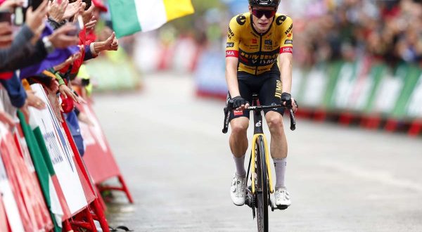 Vingegaard batte Pogacar in volata al Tour de France