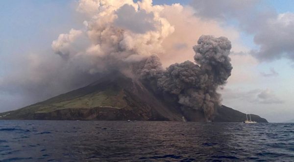 Nuova esplosione sullo Stromboli, nube e cenere sull’isola