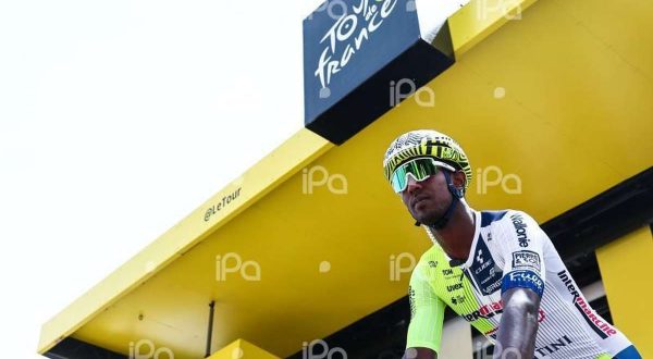 Girmay vince la 12a tappa al Tour, Pogacar resta in giallo