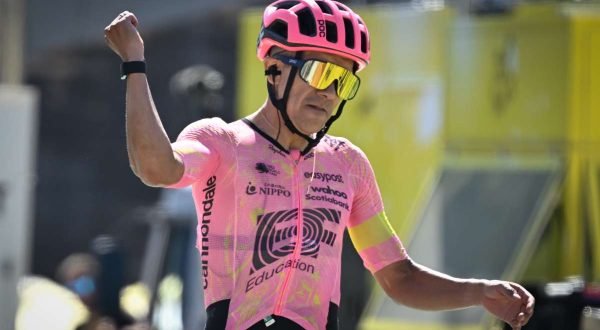 Carapaz vince in solitaria al Tour, Pogacar resta al comando