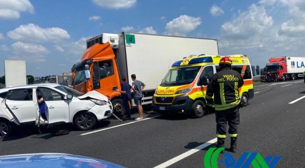 Grave incidente sulla A4, un morto e 17 feriti