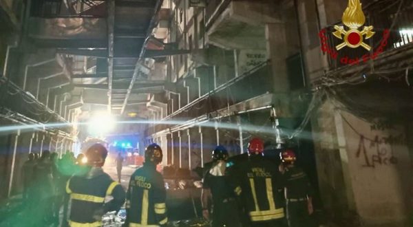 Napoli, crolla un ballatoio alle Vele di Scampia. 2 morti e 13 feriti. Manfredi “Indagine farà chiarezza”