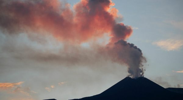 Etna in eruzione, fontane di lava e cenere. Chiuso l’aeroporto di Catania