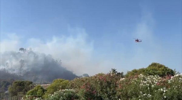 Rogo di Monte Mario, elicotteri al lavoro. A rischio auto e abitazioni