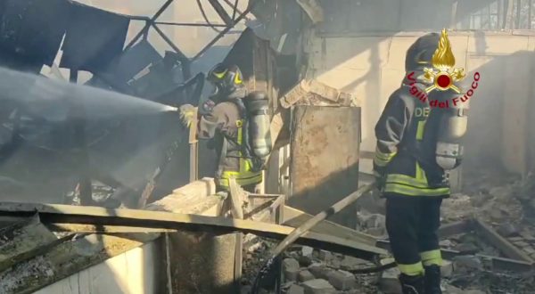 Roma, incendio coinvolge due capannoni. Situazione sotto controllo