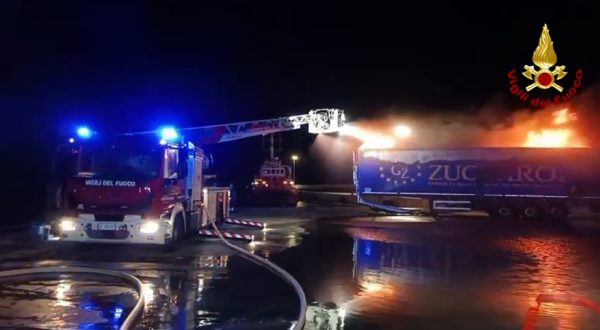 Container in fiamme al porto di Catania, in azione i vigili del fuoco