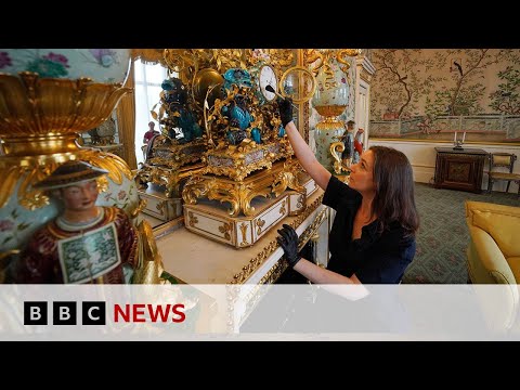 Take a look behind Buckingham Palace’s famous balcony | BBC News