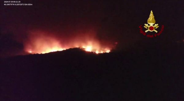 Mostruoso incendio a Nuoro, vigili del fuoco al lavoro tutta la notte