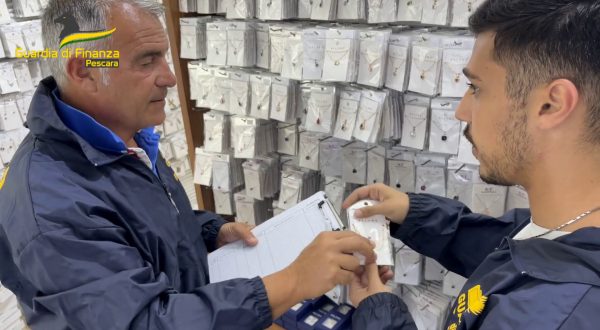 Pescara, la Gdf sequestra 400 mila pezzi di bigiotteria non conformi