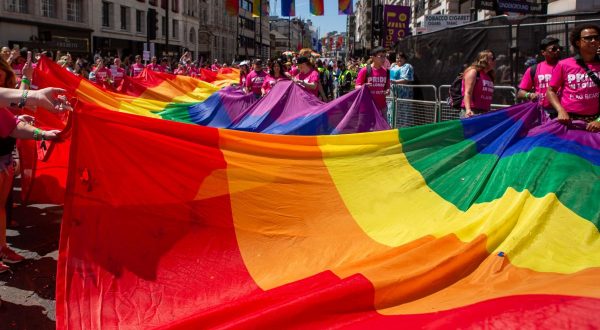 Report Booking.com, 59% dei viaggiatori LGBTQ+ ha subito discriminazioni