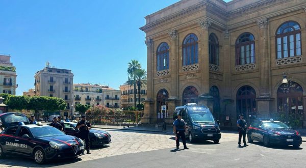 Tentano estorsione dopo furto del telefonino a una turista, 2 arresti a Palermo