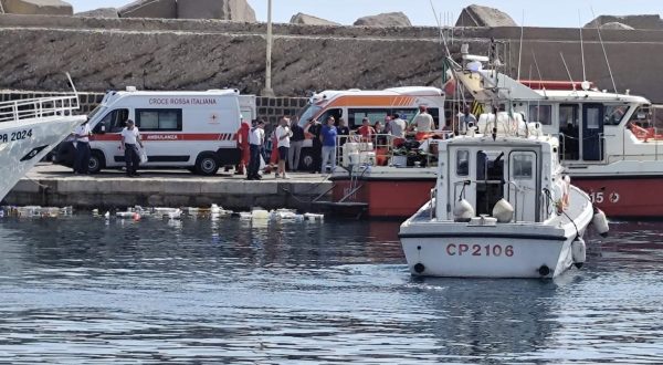 Barca a vela affonda nel Palermitano, un morto e sei dispersi