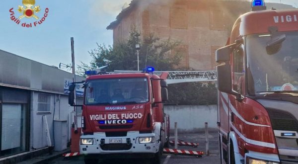 Roma, maxi rogo di sterpaglie a Cinecittà. Feriti 4 soccorritori