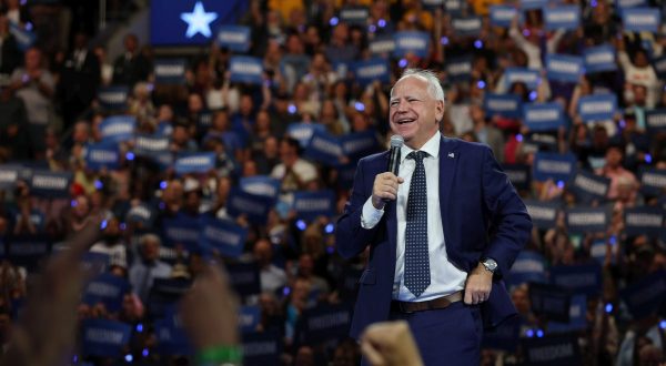 Usa, Walz accetta candidatura a vicepresidente “Con Harris vinciamo”