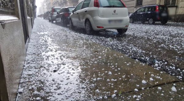 Violento temporale e grandinata a Torino, le immagini