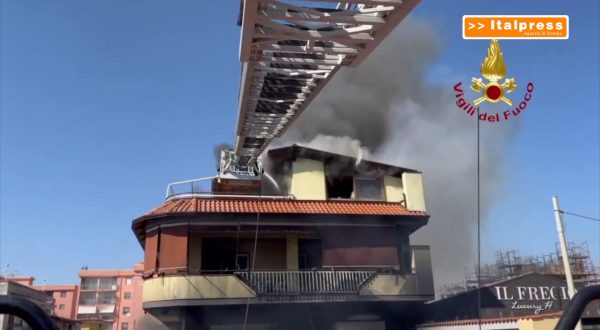 Incendio in una palazzina nel Napoletano, vigili del fuoco al lavoro