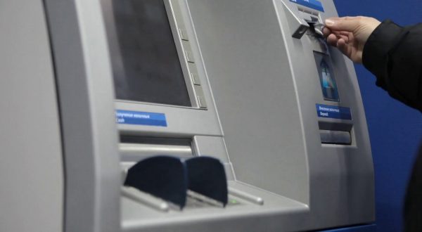 Italiani prelevano 1 miliardo al giorno al bancomat