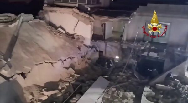 Edificio crollato nel Brindisino, le immagini